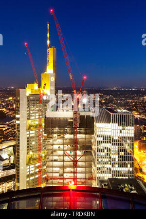 Sito in costruzione nel quartiere finanziario accanto alla Torre della Commerzbank blocco e Torre Taunus nella luce della sera, Germania, Hesse, Frankfurt am Main Foto Stock