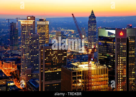 Vista dalla Torre principale al sito in costruzione nel quartiere finanziario di sera, Germania, Hesse, Frankfurt am Main Foto Stock