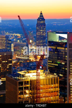 Vista dalla Torre principale al sito in costruzione nel quartiere finanziario di sera, Germania, Hesse, Frankfurt am Main Foto Stock