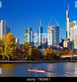 Canotto sul principale, blocchi a torre del quartiere finanziario in background, Germania, Hesse, Frankfurt am Main Foto Stock