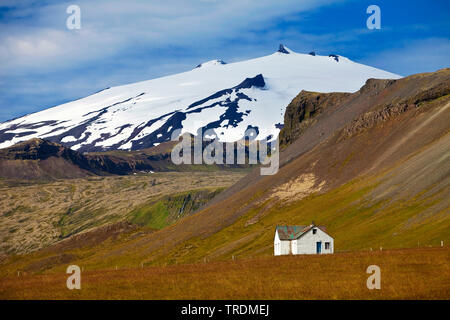 Casa solitaria e Snaefellsjoekull glacier, Islanda, Snaefellsnes, Vesturland Foto Stock