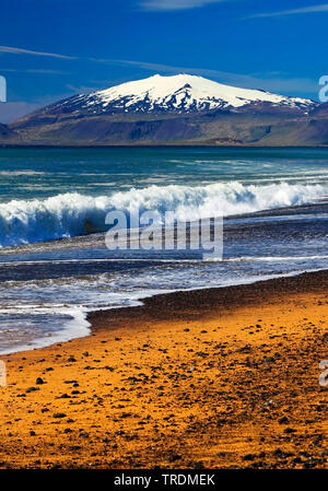 Mare surf con Snaefellskoekull vulcano e il ghiacciaio in background, Islanda, Snaefellsnes, Vesturland Foto Stock