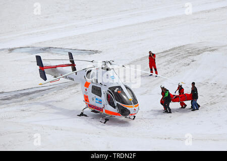 Salvataggio in elicottero in una località sciistica nelle Alpi, Austria Foto Stock