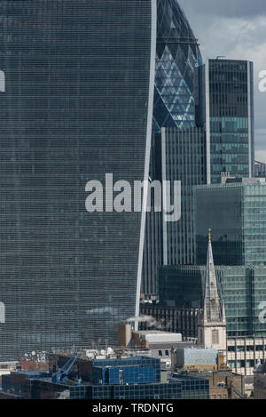 La città di Londra con il walkie talkie edificio in prima linea con St Margaret Pattens chiesa accanto ad essa e il Gherkin all'indietro. Foto Stock