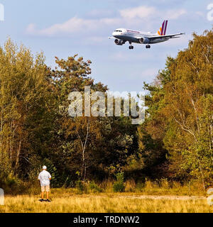 Aeroplano sopra il Wahrner Heide, approccio per l'atterraggio all'aeroporto di Colonia/Bonn, in Germania, in Renania settentrionale-Vestfalia, Colonia Foto Stock