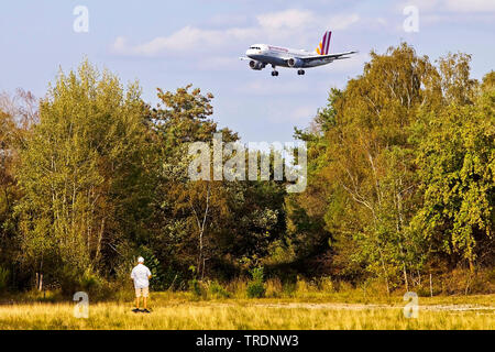 Aeroplano sopra il Wahrner Heide, approccio per l'atterraggio all'aeroporto di Colonia/Bonn, in Germania, in Renania settentrionale-Vestfalia, Colonia Foto Stock