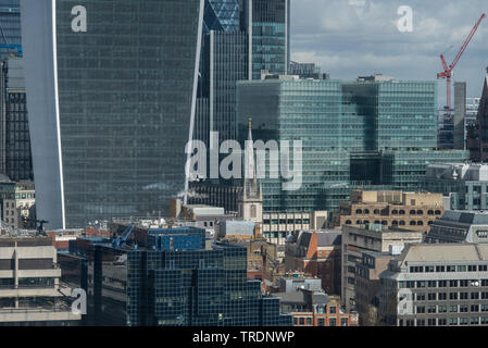 La città di Londra con il walkie talkie edificio in prima linea con St Margaret Pattens chiesa accanto ad essa e il Gherkin all'indietro. Foto Stock