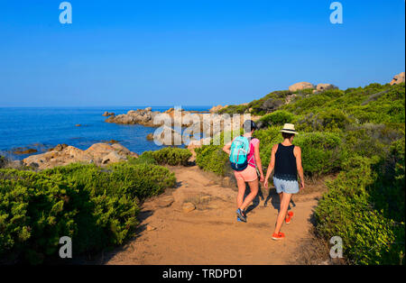 Due donne su un sentiero lungo la costa tra Sartene e Bonifacio, Francia, Corsica, Bruzzi Foto Stock