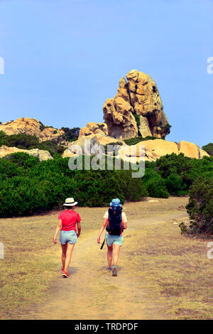 Due viandanti sul sentiero lungo la costa, Francia, Corsica, Propriano, Campomoro Foto Stock