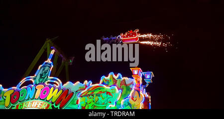 Babbo Natale vola con le renne slitta oltre la kermesse di Natale Crange attraverso la notte , in Germania, in Renania settentrionale-Vestfalia, la zona della Ruhr, Herne Foto Stock