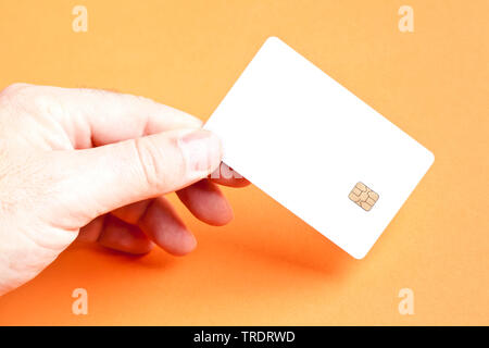 Uomo con un fustellato smart card Foto Stock