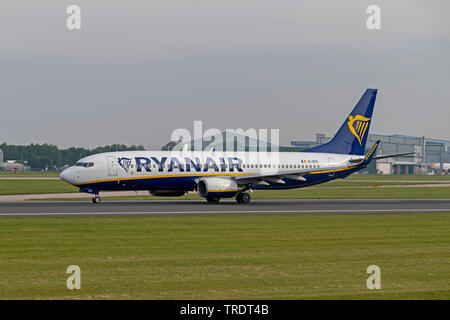 Ryanair Boeing 737-8come, EI-DYC, voce per prendere il via all'Aeroporto di Manchester Foto Stock