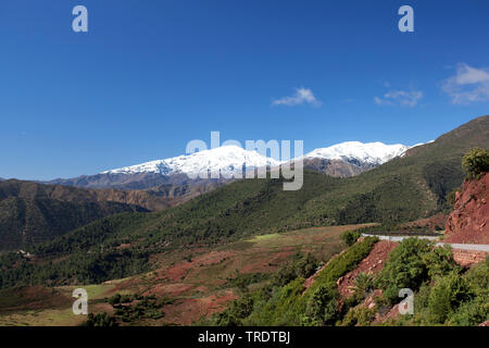 Montagne con cime innevate, Marocco Foto Stock