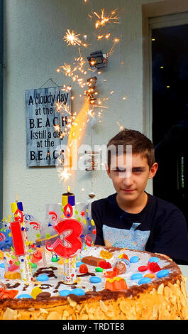 Adolescente con splendida torta di compleanno per il tredicesimo compleanno, ritratto, Germania Foto Stock