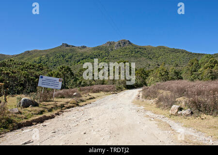 Strada di ghiaia nel Itatiaia National Park, Brasile, Itatiaia Parco Nazionale Foto Stock