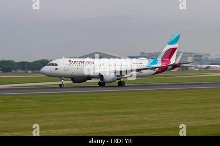 Eurowings, Airbus A320-214, D-AEWJ, la voce per il lancio all'Aeroporto di Manchester Foto Stock