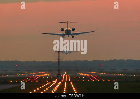 Bombardier CR900 sbarco nella luce della sera, in Germania, in Baviera, Muenchen Foto Stock