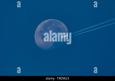 EasyJet Airbus battenti in fornt della luna piena, in Germania, in Baviera Foto Stock