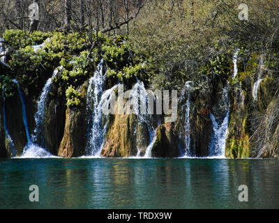 La cascata nel parco nazionale della Croazia, il Parco Nazionale dei Laghi di Plitvice Foto Stock