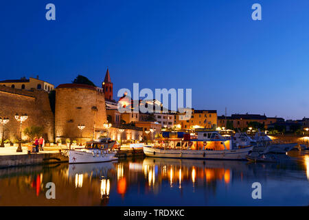 Muro della città e il porto della città vecchia di sera, Italia, Sardegna, Alghero Foto Stock