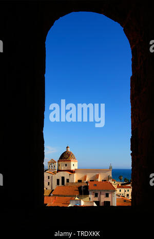 Vista della chiesa di San Michele in città vecchia, Italia, Sardegna, Alghero Foto Stock