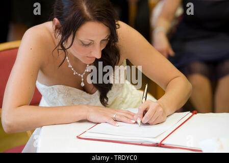 La firma della sposa nel matrimonio prenota Foto Stock