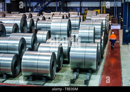 Duisburg, la zona della Ruhr, Renania settentrionale-Vestfalia, Germania - ThyssenKrupp Steel Europe, la produzione di acciaio nel mulino di acciaio, le bobine di acciaio sono pronti per dispat Foto Stock