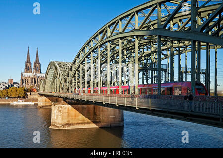 La cattedrale di Colonia e il ponte di Hohenzollern, Germania, nella Renania settentrionale-Vestfalia e nella Renania, Colonia Foto Stock
