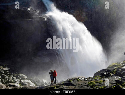 Due montain escursionista di fronte le cascate Krimml in stato di Salisburgo, Austria, Salzburger Land, Krimml Foto Stock