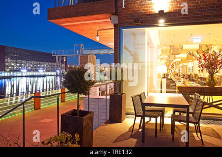 Ristorante nel porto interno in Twilight, in Germania, in Renania settentrionale-Vestfalia, la zona della Ruhr, Duisburg Foto Stock