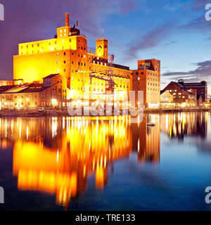 Werhahnmuehle in Duisburg porto interno in Twilight, in Germania, in Renania settentrionale-Vestfalia, la zona della Ruhr, Duisburg Foto Stock