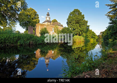 Fiume Niers con Hertefeld castello di Weeze, in Germania, in Renania settentrionale-Vestfalia, Basso Reno, Weeze Foto Stock