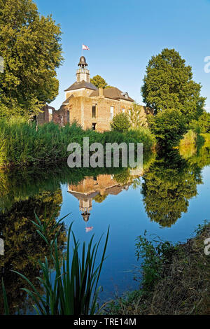 Fiume Niers con Hertefeld castello di Weeze, in Germania, in Renania settentrionale-Vestfalia, Basso Reno, Weeze Foto Stock