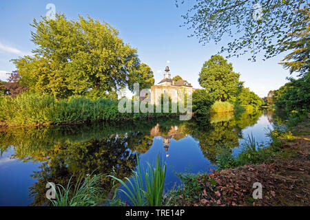 Fiume Niers con Hertefeld castello di Weeze, in Germania, in Renania settentrionale-Vestfalia, Basso Reno, Weeze Foto Stock