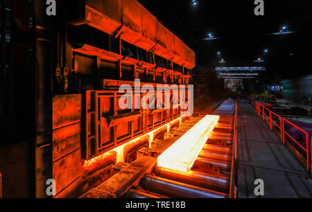 Duisburg, la zona della Ruhr, Renania settentrionale-Vestfalia, Germania - ThyssenKrupp Steel Europe, la produzione di acciaio in un mulino di acciaio, qui incandescente bramme di acciaio a caldo Foto Stock