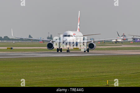 British Airways A320-232, G-EUYS taxying per prendere posizione off all'Aeroporto di Manchester Foto Stock