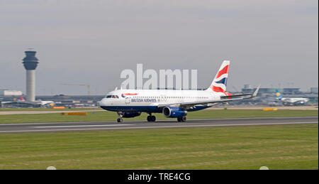 British Airways A320-232, G-EUYS, laminazione per prendere il via all'Aeroporto di Manchester Foto Stock