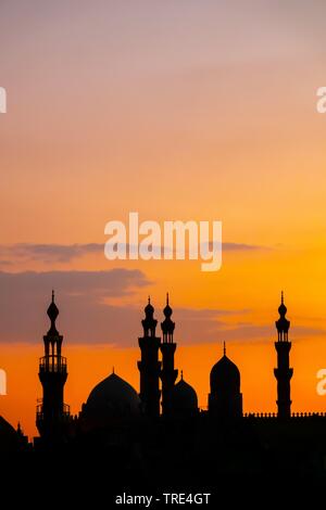 Il Cairo al tramonto con la silhouette della Al-Rifai e il sultano Hassan moschee, Egitto, Kairo Foto Stock