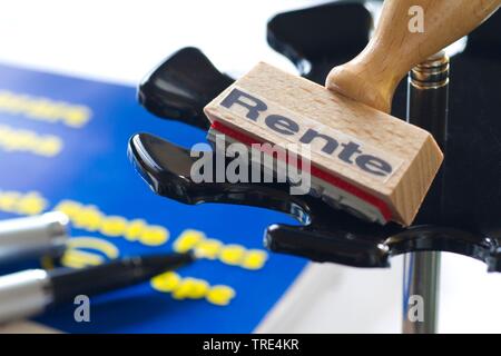 Timbro su una gomma-supporto portatimbri lettering rente, pensione, Germania Foto Stock