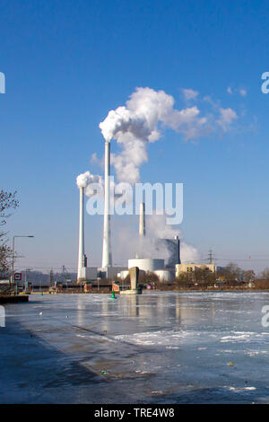 Frozen River Neckar vicino Deizisau e Altbach power station, GERMANIA Baden-Wuerttemberg Foto Stock