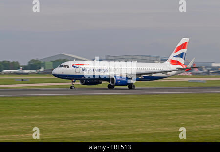 British Airways A320-232, G-EUYS, laminazione per prendere il via all'Aeroporto di Manchester Foto Stock