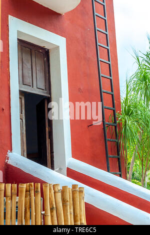Messicana tipica entrata residenziale, di un colore rosso house, preso da Tecoh, nella penisola dello Yucatan Foto Stock
