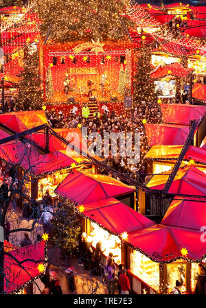 Mercato di Natale accanto alla Cattedrale di Colonia in serata, in Germania, in Renania settentrionale-Vestfalia, Colonia Foto Stock