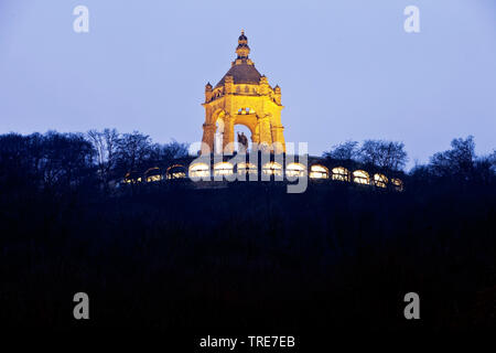 Illuminato Imperatore Guglielmo monumento di sera, in Germania, in Renania settentrionale-Vestfalia, East Westfalia, Porta Westfalica Foto Stock