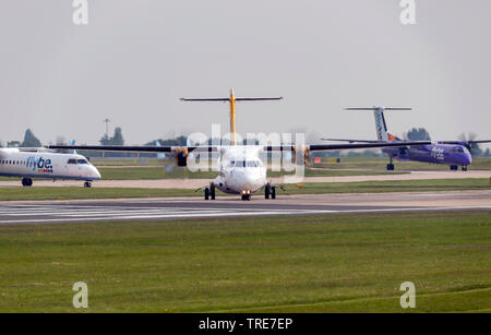 Aurigny Air Services, ATR 72-500, G-COBO, accelerare la pista di decollo all'Aeroporto di Manchester Foto Stock