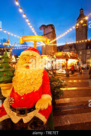 Mercatino di Natale di fronte al municipio di sera, in Germania, in Renania settentrionale-Vestfalia, Remscheid Foto Stock