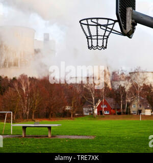 Una desolazione gli sport di terra del distretto Auenheim nella parte anteriore del carbone fossile bruno power station Niederaussem, in Germania, in Renania settentrionale-Vestfalia, Bergheim Foto Stock