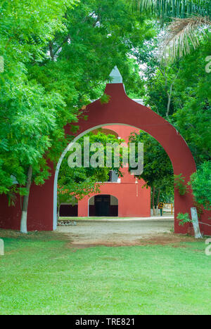 Arco di ingresso di una fattoria Tecoh, nella penisola dello Yucatan Foto Stock