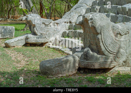 Scaletta di accesso di una piramide Maya, raffigurante due serpenti di pietra ai lati della zona archeologica di Chichen Itza, sulla penisola dello Yucatan Foto Stock