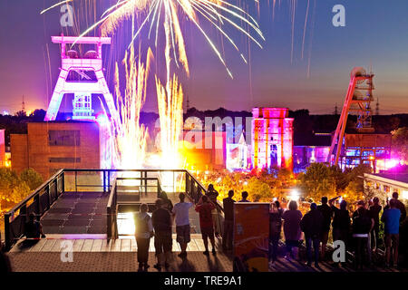 Fuochi d'artificio e illuminata del carbone miniera Ewald durante il Extrashift, in Germania, in Renania settentrionale-Vestfalia, la zona della Ruhr, Herten Foto Stock